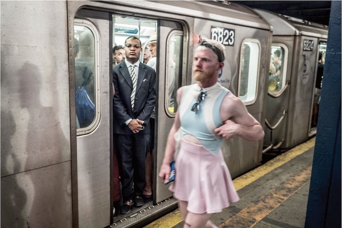 La calle tiene más moda: clásico y vanguardia van a la par. Nueva York, julio 2016. Foto de Matt Weber