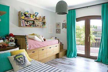 La cama con cajones de petribí (Mesopotamia) está pensada para que los chicos guarden sus juguetes.