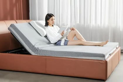 La cama cuenta con un ajuste que permite regular la inclinación para mejorar la respiración durante el descanso