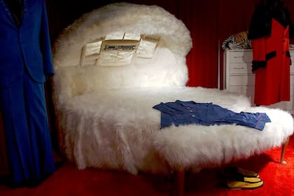 La cama de pelo blanco estaba en el vestidor del cantante