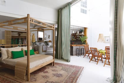 La cama de petiribí ‘Cairne’ lleva el apellido del cliente para quien Marcella diseñó el ejemplar original. Mesas de luz de álamo (Casa The Stock) iluminadas por fanales de fibra natural comprados en Tigre.