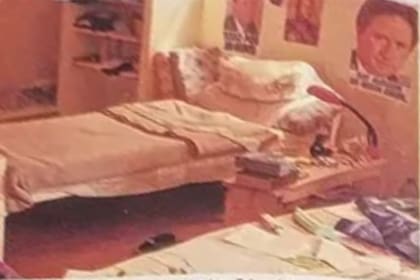 La cama en la que durmió el exdiputado nacional Norberto Imbelloni cuando fue detenido en el Pabellón Vip de Devoto. En la cabecera de la cama colgó un afiche de campaña de Eduardo Duhalde y una imagen de Juan Manuel de Rosas