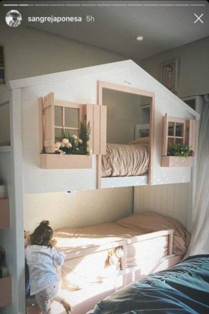 La cama estilo Marina en la que duermen Rufina y Magnolia
