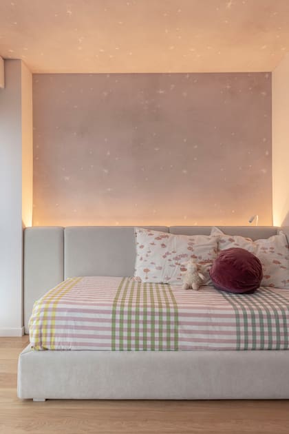 La cama fue diseño del Estudio y los acolchados y almohadones son estampados a mano (Mercedes Segura).