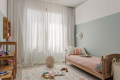 La cama, que fue de la mamá de Ana, marcó el rumbo de una decoración delicada, en tonos pastel. Paredes en color ‘S043’ (Química Llana). Alfombra (Another Home).