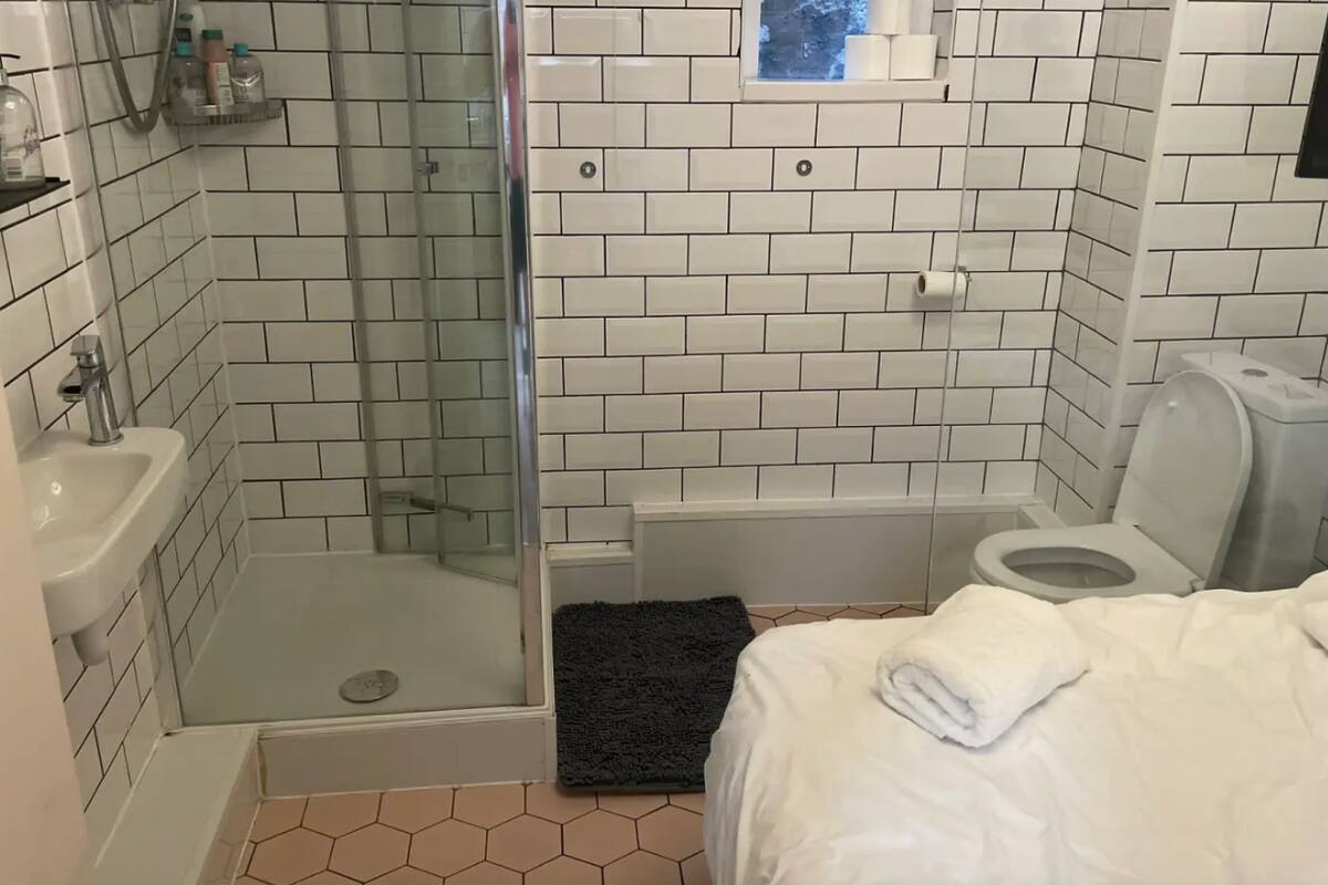 La cama se encontraba practicamente en el baño del departamento