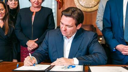 La Cámara baja de Florida aprobó una propuesta de enmienda que busca eliminar todos los impuestos a la propiedad no escolares sobre viviendas familiares; para su promulgación, resta la aprobación en el Senado y la firma de Ron DeSantis