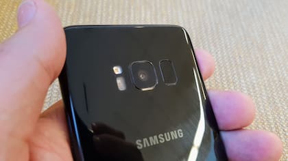 La cámara de 12 megapixeles flanqueada por el sensor de ritmo cardíaco (izq) y de huellas digitales (der)