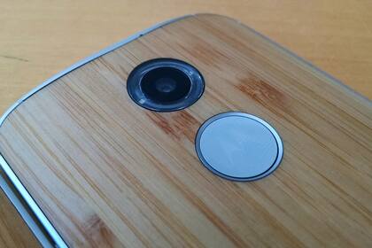 La cámara de 13 megapixeles usa un flash en anillo para una iluminación con sombras difusas