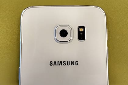 La cámara de 16 megapixeles junto al flash y el monitor de ritmo cardíaco