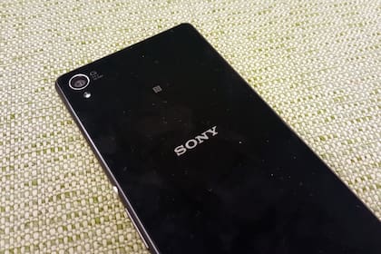 La cámara de 20,7 megapixeles es casi la única marca en el dorso del teléfono