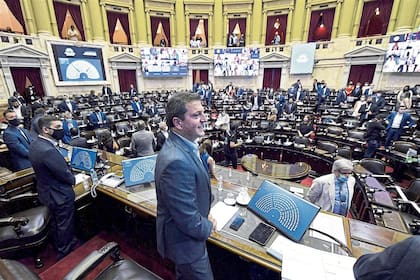 La Cámara de Diputados convirtió en ley un nuevo régimen de movilidad, que cosechó poco consenso fuera del oficialismo y muchas críticas por parte de especialistas en la materia