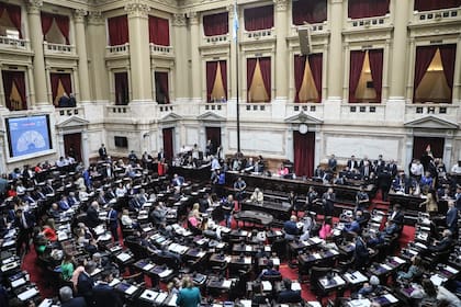 La Cámara de Diputados ya sesiona para decidir, entre otros temas, que el feriado por la muerte de José de San Martín deje de ser trasladable, con lo que se perdería un fin de semana largo en 2023