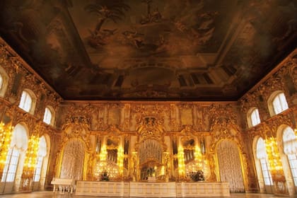 La Cámara estuvo primero en Berlín, pero fue obsequiada por Federico Guillermo I de Prusia al zar Pedro I el Grande en 1716 y fue trasladada e instalada cerca de San Petesburgo