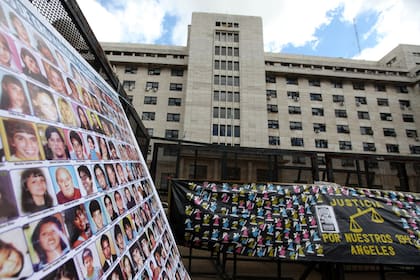 La Cámara Federal de Casación Penal confirmó penas de 10 años y nueve meses de prisión para el empresario Omár Chabán y 7 para el líder de la banda Callejeros por la la tragedia en Cromañón en 2004