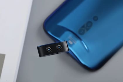 La cámara frontal del Vivo IFEA se puede desmontar y usar, para lograr tomas de ángulos muy particulares; tiene su propia batería y avisa al teléfono si queda muy lejos, para evitar olvidarla