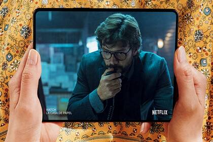 La cámara integrada al panel plegable, sin necesidad de agujeros, permite aprovechar al máximo el espacio de la pantalla principal del Galaxy Z Fold3