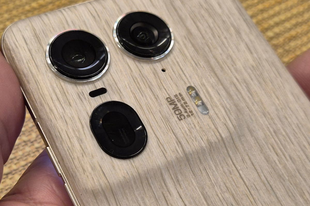 La cámara principal el Motorola Edge 50 Ultra es de 50 megapixeles; la combina con un gran angular con macro, y un zoom 3x de 64 megapixeles