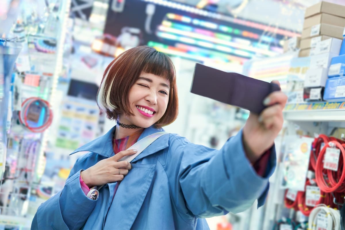 La cámara Sony ZV-1 está pensada para youtubers y streamers, con un diseño muy compacto y liviano, para ser operada con una sola mano