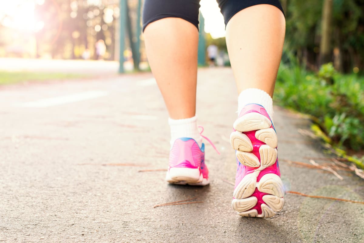 La caminata de gorila consiste en moverse como un simio usando todas las cadenas musculares