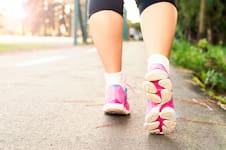 Qué es la caminata del gorila: el ejercicio que arrasa en el mundo, mejora la fuerza, el equilibrio y la movilidad de cadera