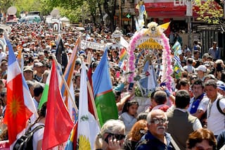 Miles de personas participan de la peregrinación a la Basílica de Luján