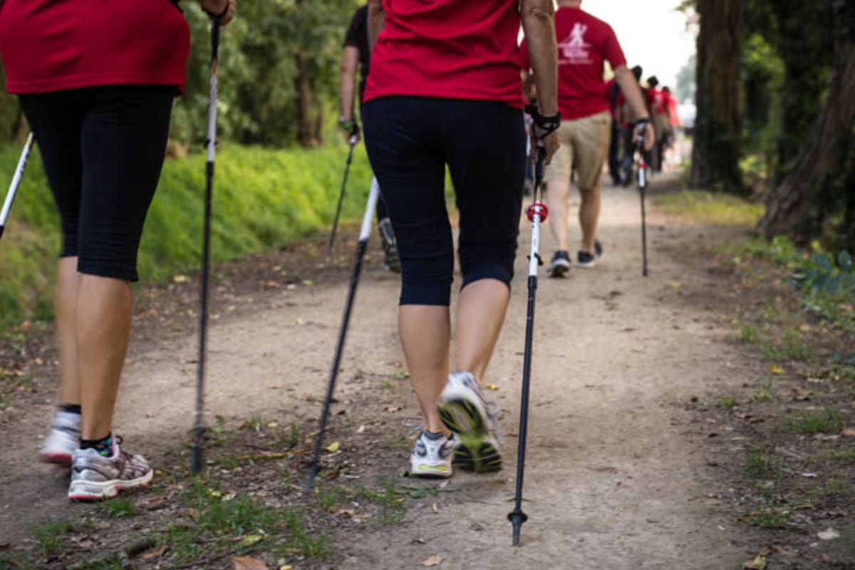 La caminata o marcha nórdica reporta numerosos beneficios para la salud física y emocional