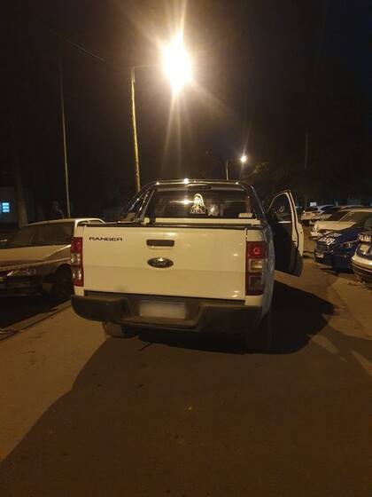 La camioneta abandonada por el conductor que arrastró al oficial de la Policía Caminera.