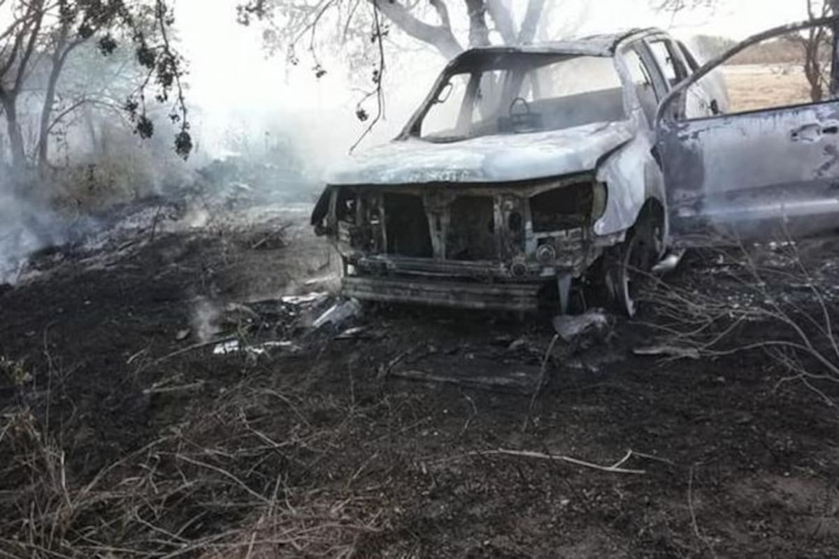 La camioneta apareció quemada con el cuerpo de la mujer adentro.