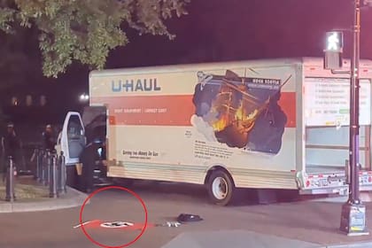 La camioneta que chocó contra las rejas de la Casa Blanca tenía una bandera con simbología nazi