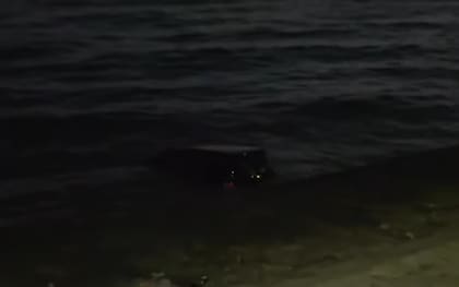 La camioneta aún se encuentra sumergida en el río