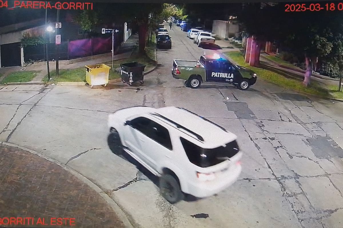 La camioneta blanca, a punto de ser controlada por la policía
