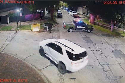 La camioneta blanca, a punto de ser controlada por la policía