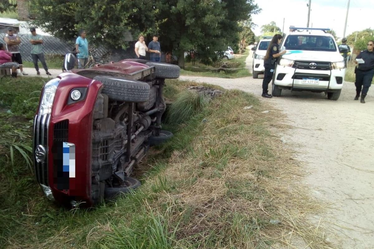 La camioneta conducida por un niño de 11 años terminó en una zanja de la ruta 226