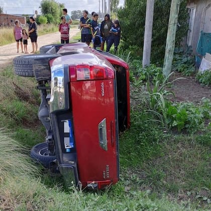 La camioneta conducida por un niño de 11 años terminó en una zanja de la ruta 226