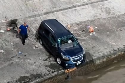La camioneta continuó hundida en el agua durante varias horas y luego fue removida