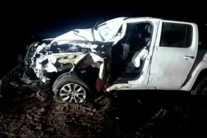 La camioneta de Alfredo Zavatarelli, intendente de General Pinto, que chocó contra un camión y se encuentra internado en grave estado.