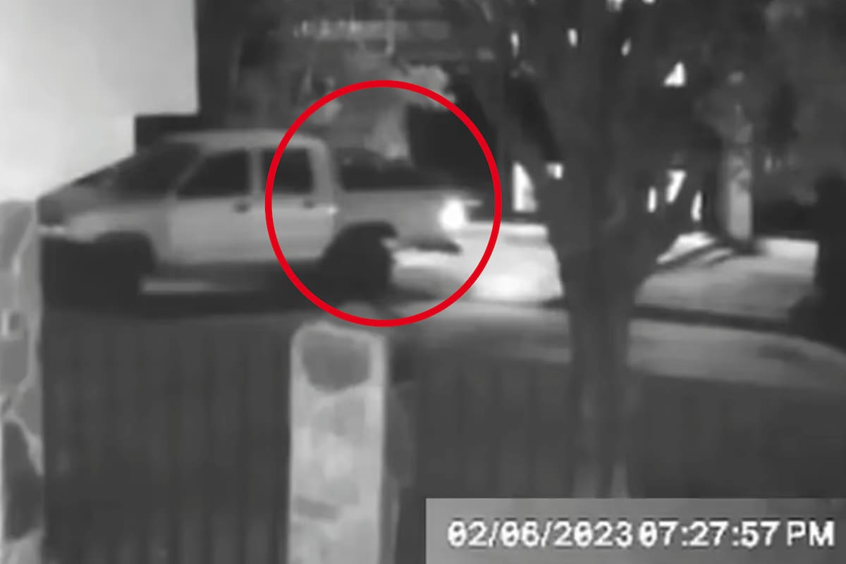 La camioneta de César Sena en el momento en el que, según los investigadores, en su caja sacaron el cuerpo de Cecilia Strzyzowski, envuelto en una frazada