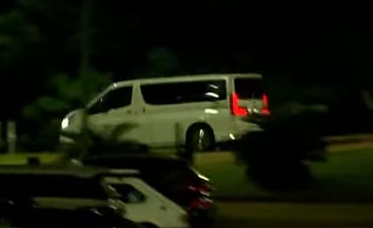 La camioneta de patente brasileña ingresando al aeropuerto