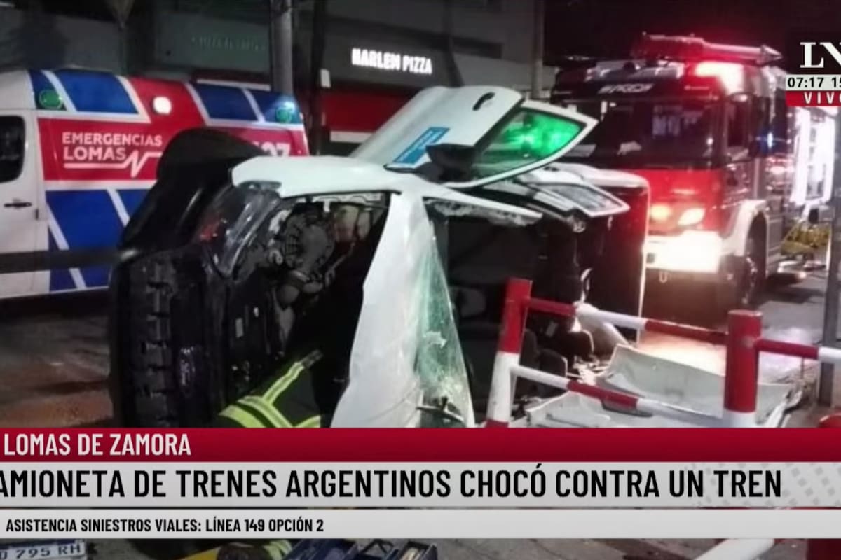 La camioneta dio marcha atrás con la barrera baja y fue embestida por la formación