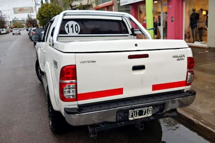 La camioneta donde fue hallado el cuerpo de la víctima