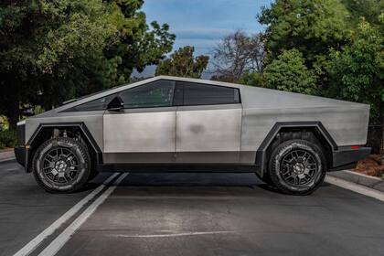 La camioneta eléctrica presenta ajustes tarifarios significativos con reducciones en modelos básicos y aumento considerable en la versión premium durante el noveno mes del año