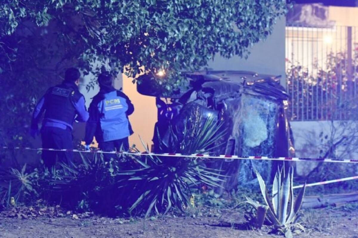 La camioneta en la que iba el joven quedó apoyada contra la pared de una vivienda cercana.