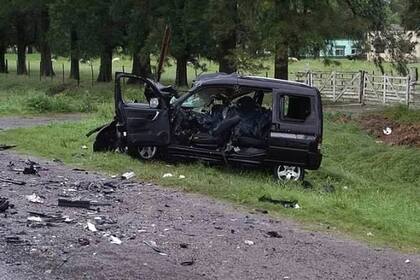 La camioneta en la que viajaban los hinchas, después del accidente.