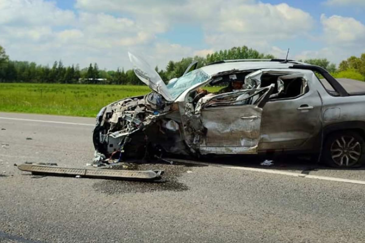 La camioneta en la que viajaban quedó destrozada - InfoCañuelas