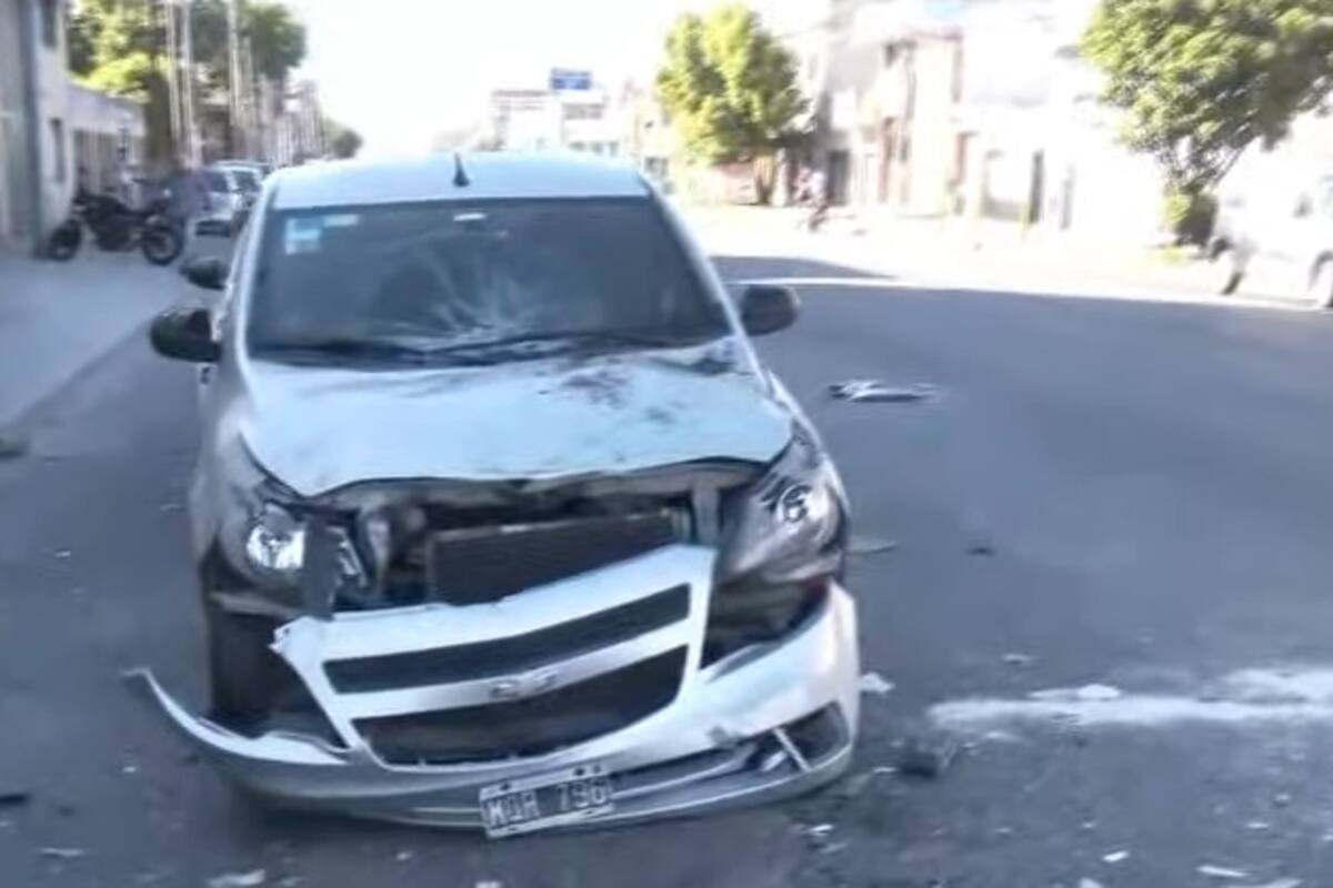 La camioneta Ford EcoSport impactó contra un Volkswagen Gol y provocó un desvío masivo hacia otros cinco automóviles que esperaban el semáforo