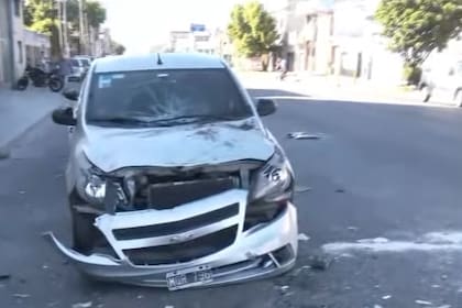 La camioneta Ford EcoSport impactó contra un Volkswagen Gol y provocó un desvío masivo hacia otros cinco automóviles que esperaban el semáforo