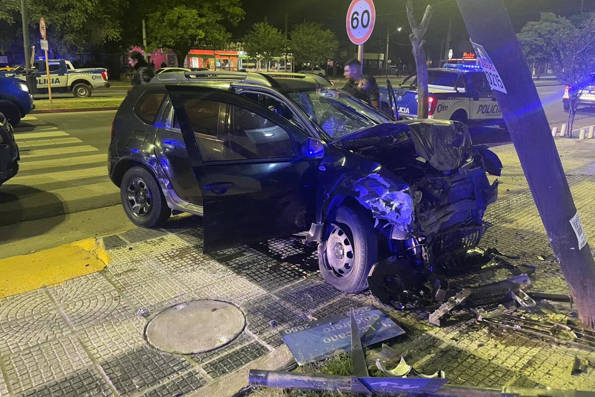 La camioneta impactó a alta velocidad cuando escapaba de la policía, el cartel indica la máxima de 60