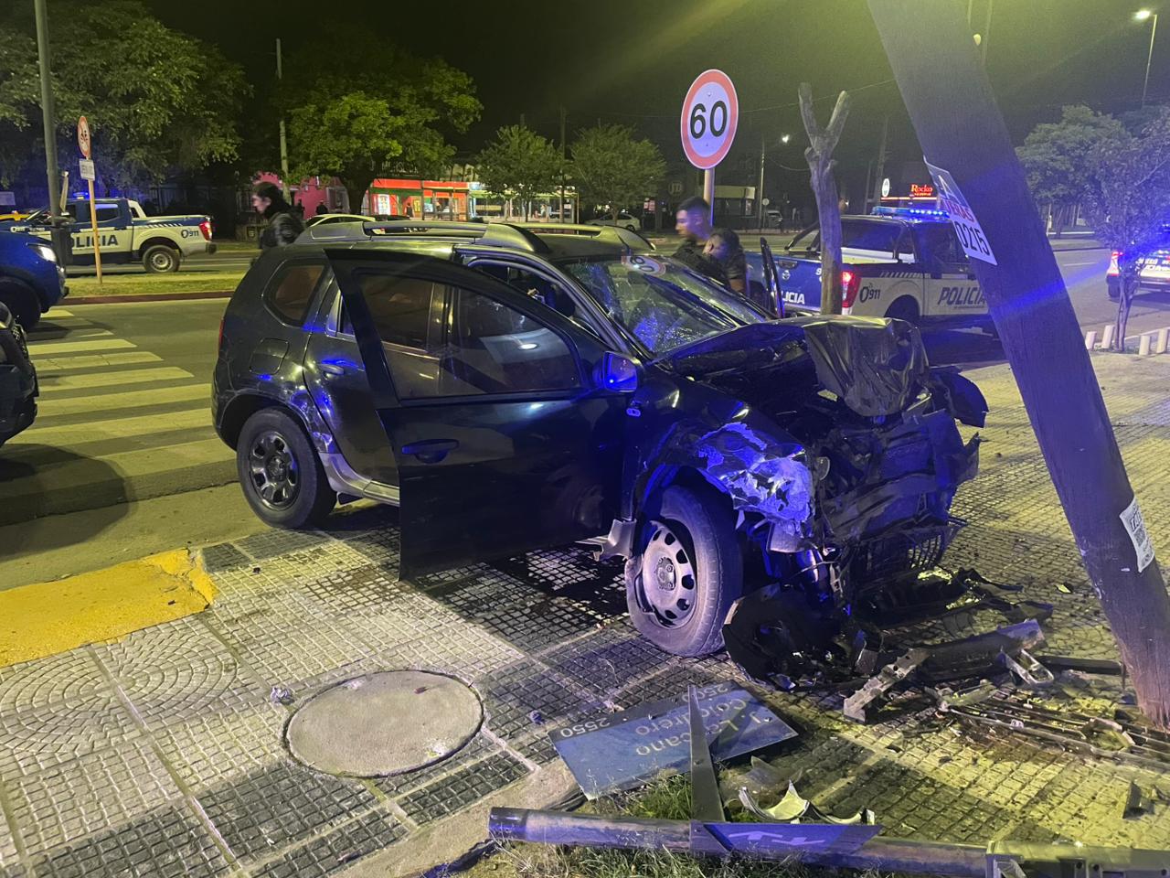 La camioneta impactó a alta velocidad cuando escapaba de la policía, el cartel indica la máxima de 60