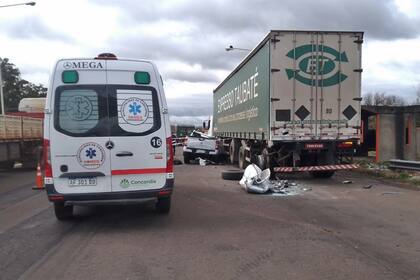 La camioneta impactó contra el camión de carga y quedó atrapado por debajo